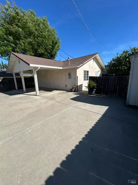 Exterior - 580 W B St, Dixon, CA 95620 photo 5 of 8