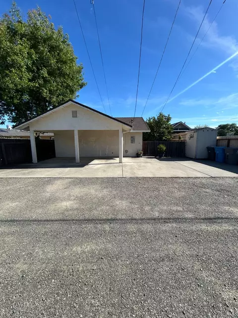 Exterior - 580 W B St, Dixon, CA 95620 photo 4 of 8