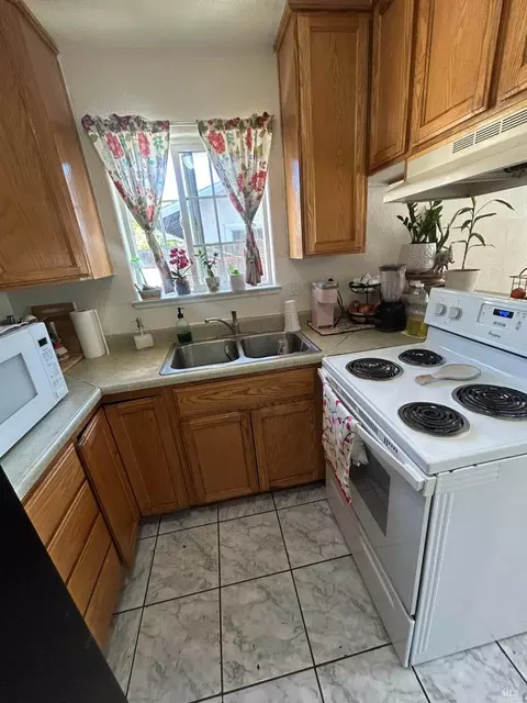 Kitchen - 580 W B St, Dixon, CA 95620 photo 4 of 4