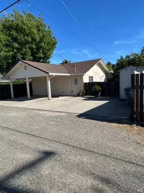 Exterior - 580 W B St, Dixon, CA 95620 photo 3 of 8