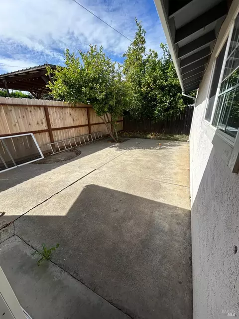 Exterior - 580 W B St, Dixon, CA 95620 photo 2 of 8