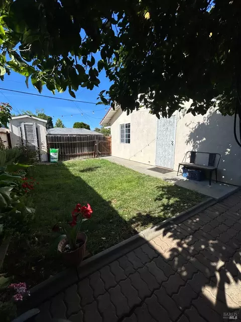 Exterior - 580 W B St, Dixon, CA 95620 photo 7 of 8