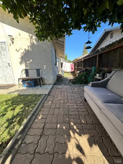 Exterior - 580 W B St, Dixon, CA 95620 photo 8 of 8