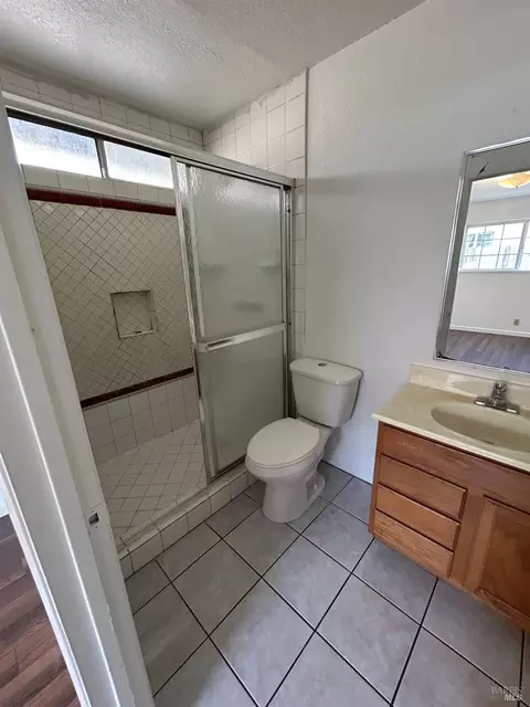 Bath - 580 W B St, Dixon, CA 95620 photo 2 of 3