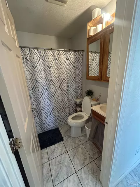Bath - 580 W B St, Dixon, CA 95620 photo 3 of 3