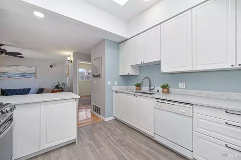 Kitchen - 495 Pear Tree Ln, Fairfield, CA 94533 photo 4 of 5