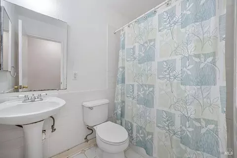 Bath - 495 Pear Tree Ln, Fairfield, CA 94533 photo 4 of 4