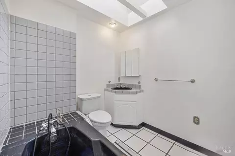 Bath - 495 Pear Tree Ln, Fairfield, CA 94533 photo 3 of 4