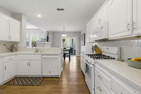 Kitchen - 307 Trumbull Way, Vacaville, CA 95688 photo 4 of 5