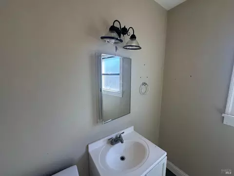 Bath - 277 Idora Ave, Vallejo, CA 94591 photo 3 of 5