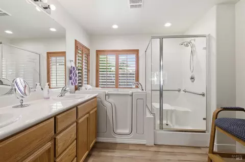 Bath - 1640 Folsom Downs Cir, Dixon, CA 95620 photo 3 of 3