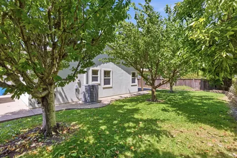 Exterior - 1640 Folsom Downs Cir, Dixon, CA 95620 photo 5 of 8