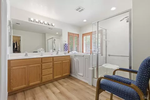 Bath - 1640 Folsom Downs Cir, Dixon, CA 95620 photo 2 of 3