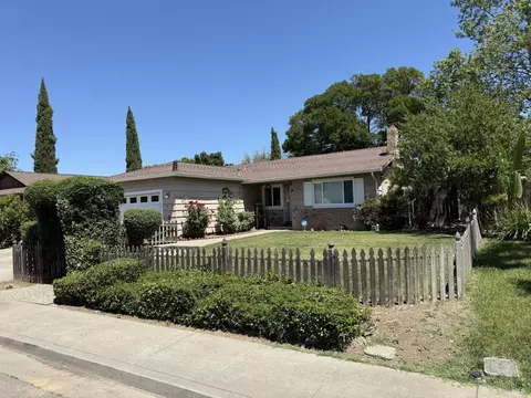 640 E Creekside Cir, Dixon, CA 95620