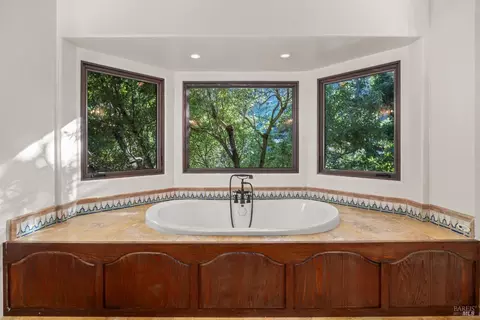 Bath - 137 Crescent Ave, Sausalito, CA 94965 photo 2 of 4