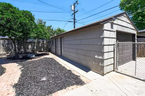 Exterior - 600 W C St, Dixon, CA 95620 photo 16 of 17