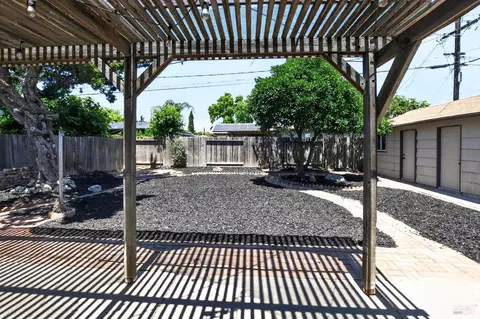 Exterior - 600 W C St, Dixon, CA 95620 photo 14 of 17