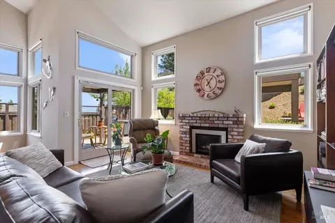 Living - 556 Rose Dr, Benicia, CA 94510 photo 5 of 5
