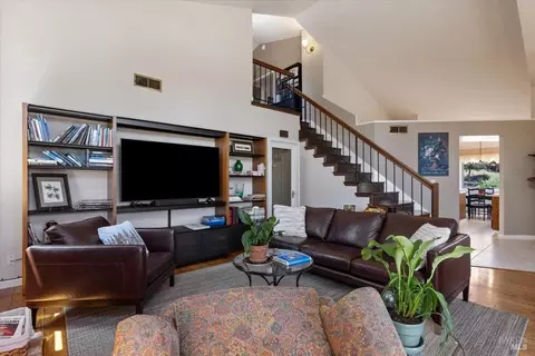 Living - 556 Rose Dr, Benicia, CA 94510 photo 3 of 5
