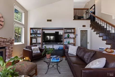 Living - 556 Rose Dr, Benicia, CA 94510 photo 2 of 5