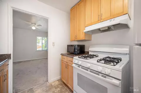 Kitchen - 209 Alhambra Ave, Vallejo, CA 94591 photo 4 of 7
