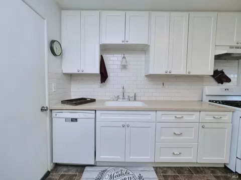 Kitchen - 1025 E Tennessee Ct, Fairfield, CA 94533 photo 4 of 5