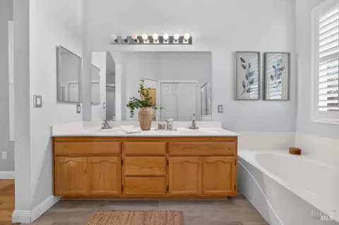 Bath - 1650 Fulmor Dr, Dixon, CA 95620 photo 5 of 6