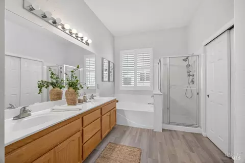 Bath - 1650 Fulmor Dr, Dixon, CA 95620 photo 4 of 6