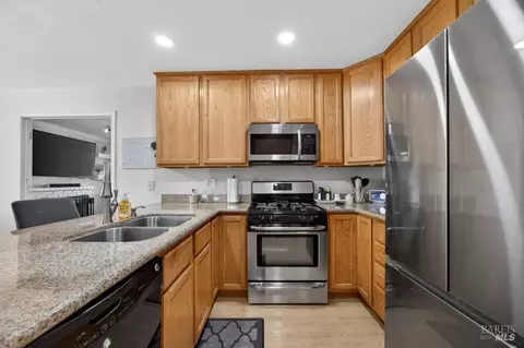 Kitchen - 2300 Flicker Ln, Fairfield, CA 94533 photo 2 of 2