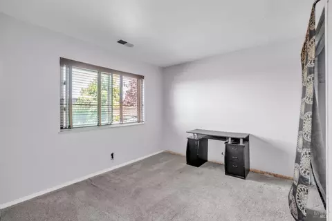 Bedroom - 125 Skyway Dr, Vallejo, CA 94591 photo 4 of 5