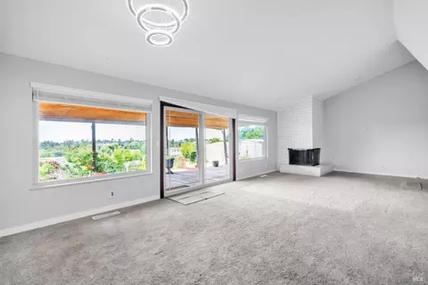 Living - 125 Skyway Dr, Vallejo, CA 94591 photo 3 of 4