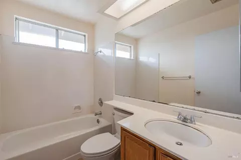 Bath - 358 Brighton Dr, Vallejo, CA 94591 photo 6 of 7