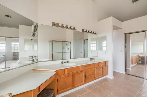 Bath - 358 Brighton Dr, Vallejo, CA 94591 photo 5 of 7