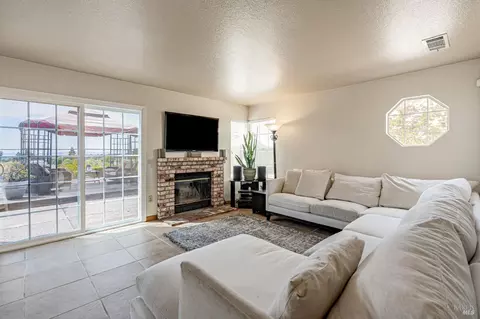 Living - 358 Brighton Dr, Vallejo, CA 94591 photo 5 of 5