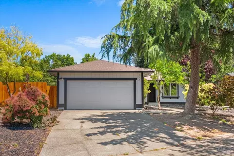 2772 Rochele St, Santa Rosa, CA 95403
