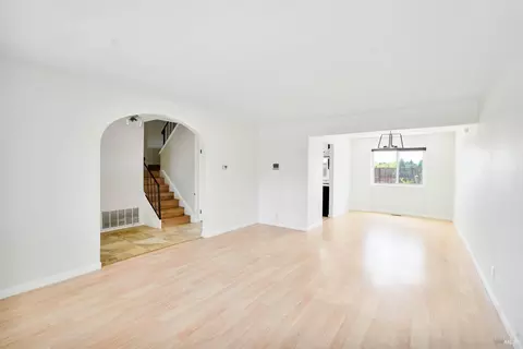 Living - 2872 Gulf Dr, Fairfield, CA 94533 photo 2 of 12