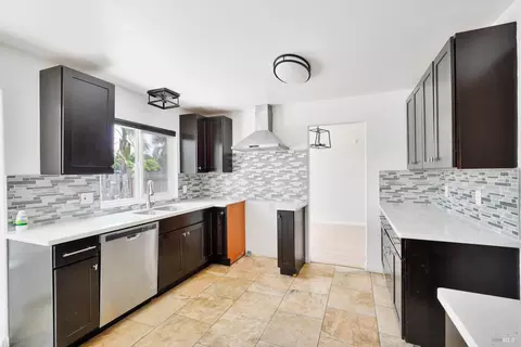Kitchen - 2872 Gulf Dr, Fairfield, CA 94533 photo 5 of 8
