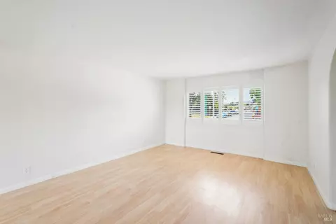 Living - 2872 Gulf Dr, Fairfield, CA 94533 photo 4 of 12