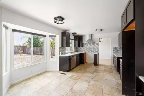 Kitchen - 2872 Gulf Dr, Fairfield, CA 94533 photo 6 of 8