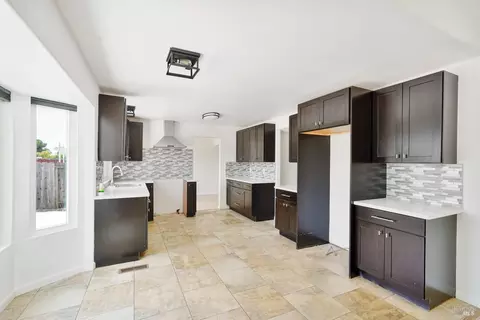 Kitchen - 2872 Gulf Dr, Fairfield, CA 94533 photo 8 of 8
