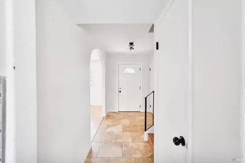 Entry Way - 2872 Gulf Dr, Fairfield, CA 94533 photo 3 of 4