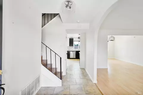 Entry Way - 2872 Gulf Dr, Fairfield, CA 94533 photo 1 of 4