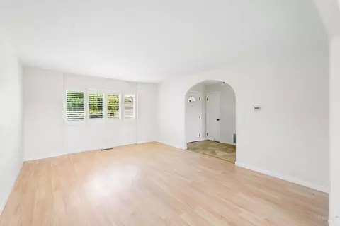 Living - 2872 Gulf Dr, Fairfield, CA 94533 photo 3 of 12