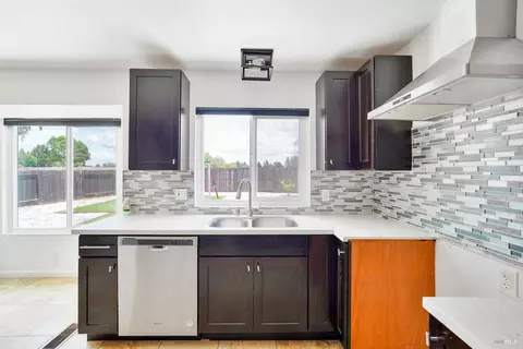 Kitchen - 2872 Gulf Dr, Fairfield, CA 94533 photo 3 of 8