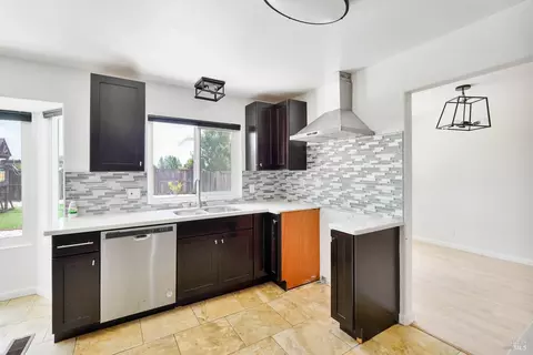 Kitchen - 2872 Gulf Dr, Fairfield, CA 94533 photo 4 of 8
