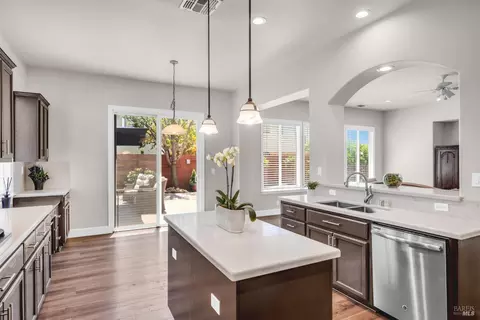 625 Sparrowhawk Dr, Vacaville, CA 95687