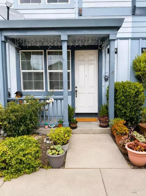 2560 N Village Dr, Santa Rosa, CA 95403