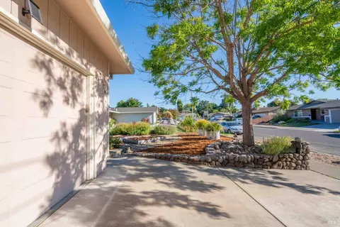 Exterior - 2074 Aragon Ct, Napa, CA 94559 photo 5 of 18