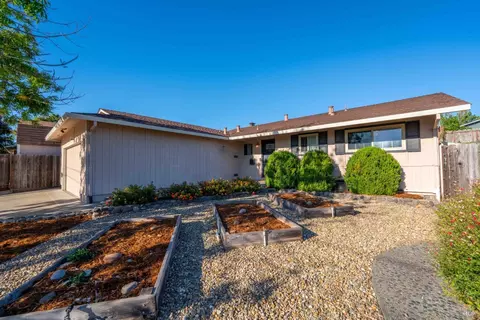 Exterior - 2074 Aragon Ct, Napa, CA 94559 photo 3 of 18