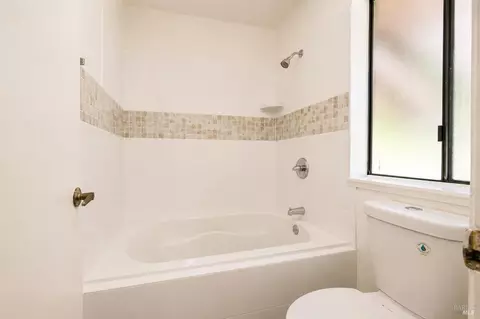 Bath - 101 Stonewood Ct, Vallejo, CA 94591 photo 2 of 6